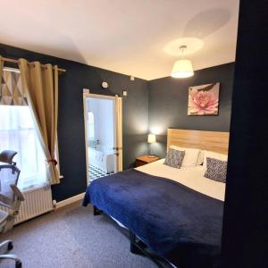 Llit o llits en una habitació de Stay Norwich Apartments Quayside Walk
