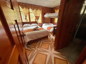 1 Schlafzimmer mit 2 Betten in einem Zimmer in der Unterkunft Playita Salomon in Baños