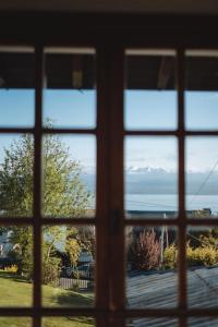 una ventana con vistas al océano en Acogedora casa con vista al lago complejo turístico en San Carlos de Bariloche