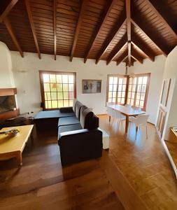 sala de estar con sofá y mesa en Acogedora casa con vista al lago complejo turístico en San Carlos de Bariloche