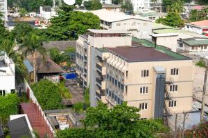 una vista aérea de un edificio en una ciudad en Vertigo Hotel, en Lagos