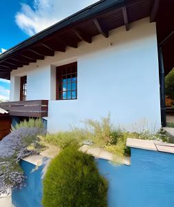 a house with a pool in front of it at Acogedora casa con vista al lago complejo turístico in San Carlos de Bariloche