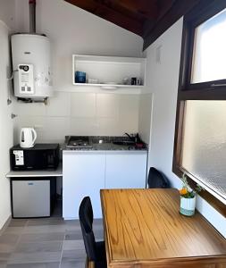 Kuchyňa alebo kuchynka v ubytovaní Acogedora casa con vista al lago complejo turístico