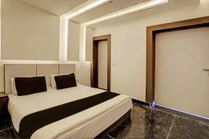 Ліжко або ліжка в номері Grand Empire Suites By Delhi Airport