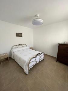 1 dormitorio con 1 cama en una habitación blanca en Casa Carmen. Villa Romana Salar, en Salar
