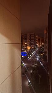 Blick auf die Stadt in der Nacht mit Lichtern in der Unterkunft Studio de luxe coté sur nouaceur & l aireport Mohamed 5 casa "Location de voitures "www dwarscars com" in Nouaseur
