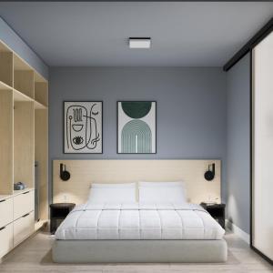 Un dormitorio con una cama blanca y algunas fotos en la pared en Smithe House en Vancouver