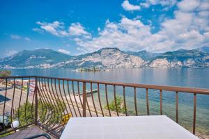 balcón con vistas al agua y a las montañas en Locanda Bellavista food&rooms, en Malcesine