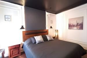 una camera con un grande letto di Living Huelen a Santiago