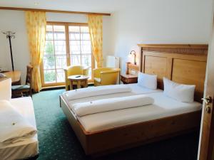 Habitación de hotel con 2 camas y ventana en Hotel Ochsen en Friesenheim