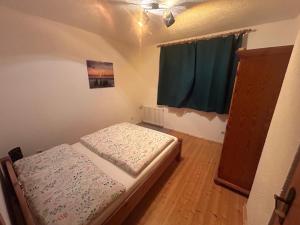 Ferienwohnung Mariana في باد ايشل: غرفة صغيرة بها سرير ونافذة