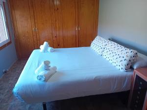 ein Bett in einem Zimmer mit zwei Handtüchern darauf in der Unterkunft Rocio del Mar in Pontevedra