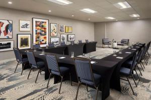 uma sala de conferências com uma mesa longa e cadeiras em Burton House, Beverly Hills, A Tribute Portfolio Hotel em Los Angeles