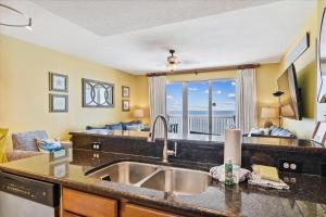 een keuken met een spoelbak en uitzicht op de oceaan bij 1408 Seychelles in Panama City Beach