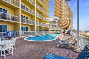 een zwembad in het midden van een gebouw bij 1408 Seychelles in Panama City Beach