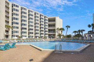 Un gran hotel con piscina frente a un edificio. en 721 Top Of The Gulf, en Panama City Beach