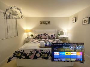 1 dormitorio con 1 cama con monitor de ordenador en Bella's sweet house 11155 en Mira Loma