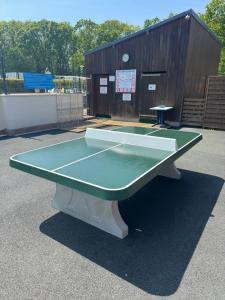 Mobil-home tout confort内部或周边的乒乓球设施