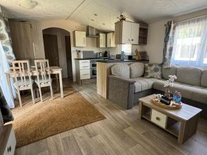 Mobil-home tout confort的厨房或小厨房