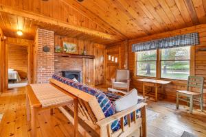 Φωτογραφία από το άλμπουμ του Charming Lovell Cabin - 7 Mi to Kezar Lake! σε Lovell