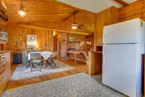 cocina y comedor con nevera blanca en Charming Lovell Cabin - 7 Mi to Kezar Lake!, en Lovell