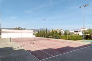 Tenis a/nebo squash v ubytování Bright 2 Bed Apartment with pool - Solo Familias nebo okolí