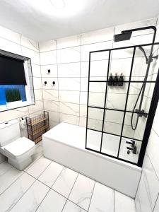 Un baño blanco con bañera y inodoro. en Luxurious Bridlington villa sleeps 13, en Bridlington 71 fotos más