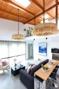 Χώρος καθιστικού στο Divine Olivia 2 bedroom Villa