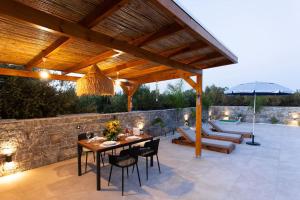 Μπαλκόνι ή βεράντα στο Divine Olivia 2 bedroom Villa