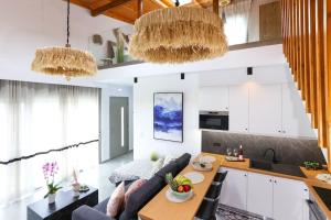 Η κουζίνα ή μικρή κουζίνα στο Divine Olivia 2 bedroom Villa