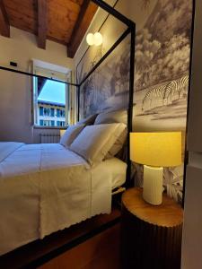 een slaapkamer met een bed en een muurschildering van zebra's bij Slim Apartment#20 - Montorfano Lake in Montorfano