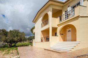 uma casa grande com escadas em frente em Country House in Agios Leon em Agios Leon