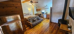 Il comprend un salon avec un canapé et une cuisine. dans l'établissement Nine Pines Motel, à Pinetop-Lakeside