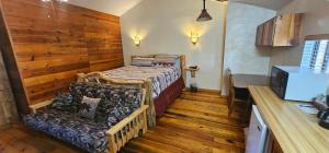 Postel nebo postele na pokoji v ubytování Nine Pines Motel