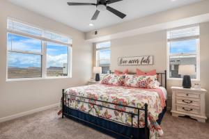 een slaapkamer met een bed en twee ramen bij Paddle Away condo in St. George