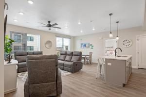 een woonkamer met een bank en stoelen en een keuken bij Paddle Away condo in St. George