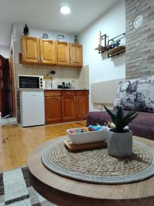 sala de estar con mesa y cocina en Simic Apartmani Tara, en Kaludjerske Bare