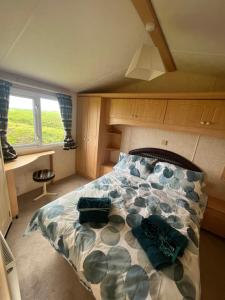 a bedroom with a large bed in a room at Gwêl y Gorwel- Horizon View in Llangwnadl