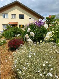 un giardino di fiori di fronte a una casa di La Casa del Sole a Corvara
