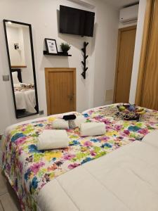 een groot bed met kussens erop bij LC's Guesthouse in Lagos