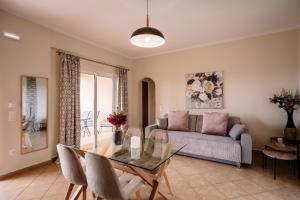 sala de estar con sofá y mesa de cristal en Country House in Agios Leon, en Agios Leon