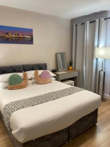 une chambre avec un lit avec deux oreillers dessus dans l'établissement Selwyn Stays, à Liverpool