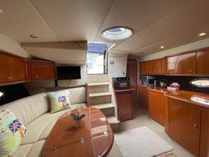 Kuchyň nebo kuchyňský kout v ubytování Motor Boat Accommodation