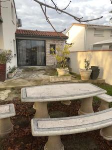 a picnic table in a yard in front of a house at Villa Johana in Aucamville
