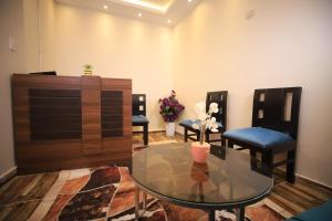 Ruang duduk di Happy Day Pyramids View Hotel