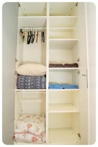a closet with white shelves and a mattress at 2 pièces entre Paris et Disney in Villiers-sur-Marne