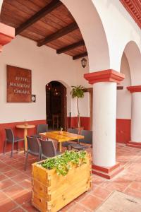 a restaurant with tables and chairs and a table at Hotel Mansión Chiapa in Chiapa de Corzo