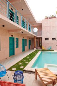 uma casa com piscina e um edifício em Hotel Mansión Chiapa em Chiapa de Corzo