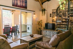 una sala de estar con un sofá y una mesa en Can Castell, en Castellfollit de la Roca