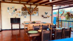 comedor con mesa y sillas en Finca San Juan de las Araucarias Ranch, en Santa Rosa de Cabal